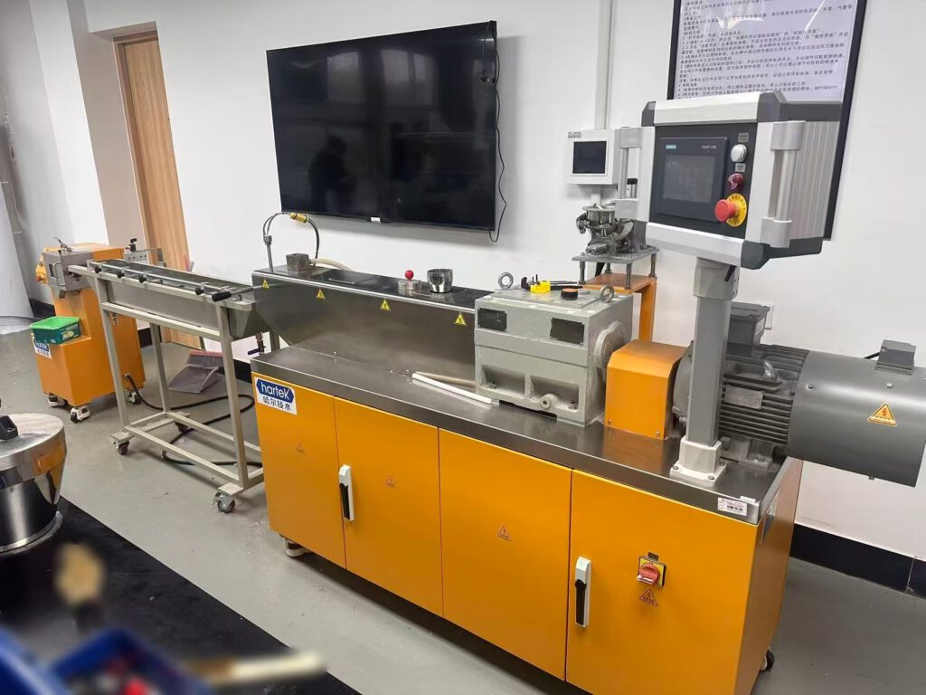 小型双螺杆挤出造粒机